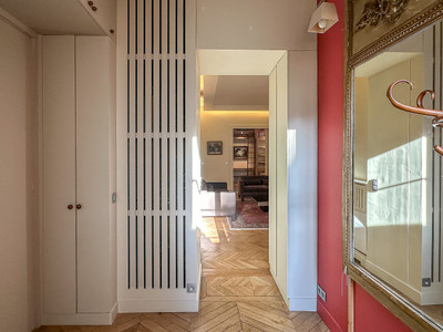 Paris 8. Near the Champs Elysées. 2nd floor with elevator, nicely renovated 102m2 apartment, with 3 bedrooms.