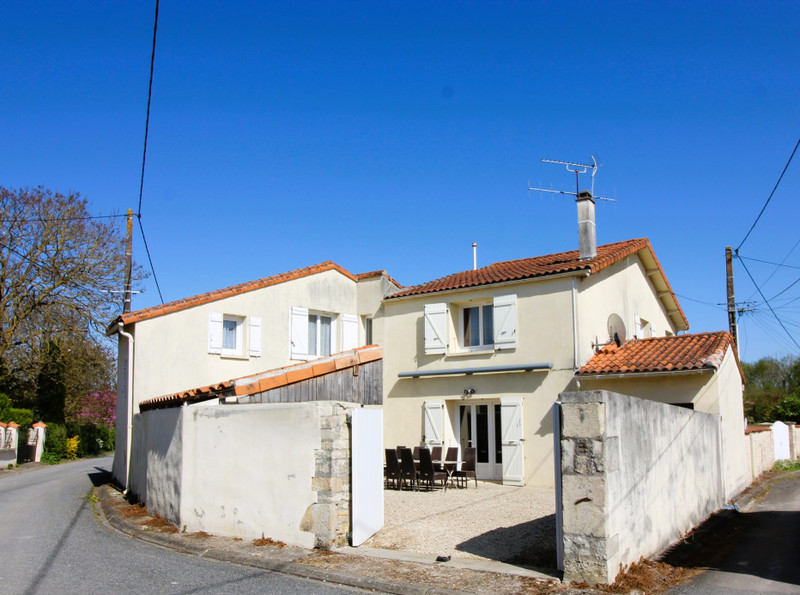 Maison à vendre à Charmé, Charente - 142.790 € - photo 1