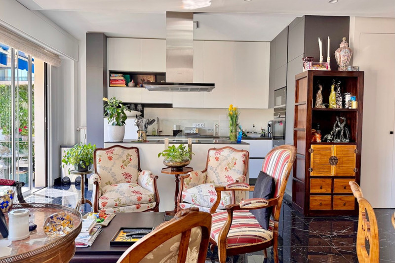 French property for sale in Nice, Alpes-Maritimes - €990,000 - photo 2