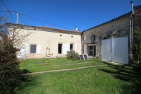 Maison à vendre à Ranville-Breuillaud, Charente - 155.000 € - photo 1