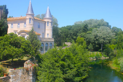 Superb Château with 8 bedrooms, parkland,chapel, swimming pool and two large reception/events  rooms 