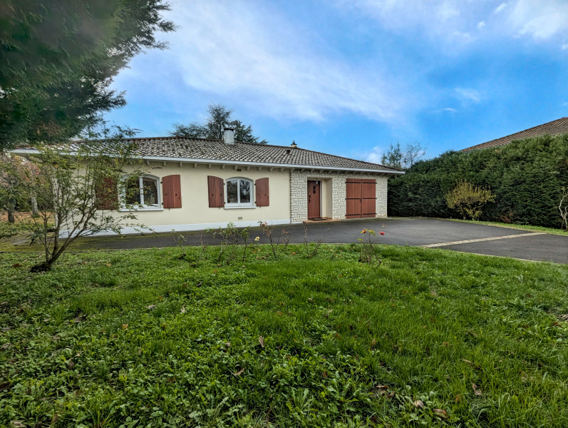 French property for sale in Angoulême, Charente - €359,000 - photo 3