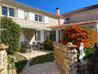 Maison à vendre à Val-de-Bonnieure, Charente - 108.599 € - photo 1