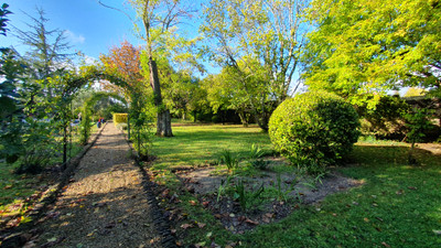 French property for sale in Barbezieux-Saint-Hilaire, Charente - €381,600 - photo 2