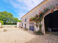 Maison à vendre à Saint-Simeux, Charente - 599.960 € - photo 3