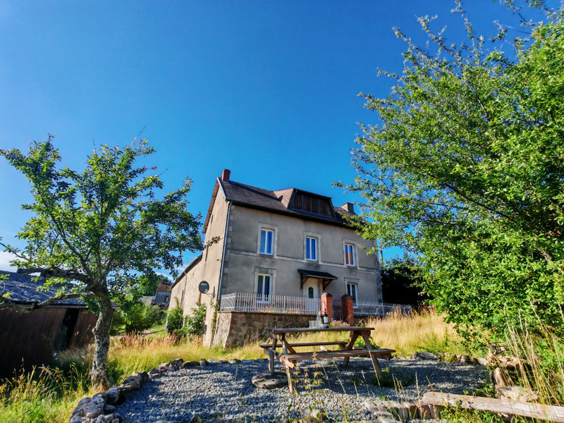 Maison à vendre à Bussières, Puy-de-Dôme - 265.000 € - photo 1