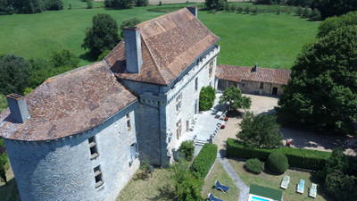 Château fort du 14ème siècle avec 7 chambres, et presque 7 hectares de terrain près de Brantome