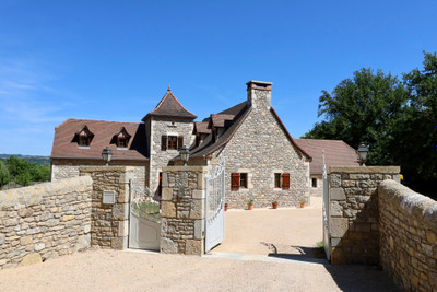 A spectacular modern home in the heart of the historic northern Lot close to the Dordogne and Cere valleys.