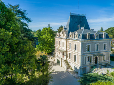 Exceptionnel château du 19e siècle magnifiquement situé dans une bastide animée à proximité de Bergerac