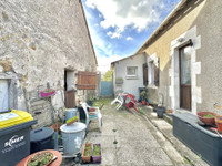 Maison à vendre à La Trimouille, Vienne - 66.600 € - photo 1