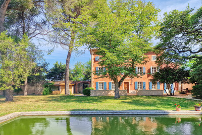 In the heart of the Luberon - Splendid spacious bastide with outbuildings and exceptional views of the mountai