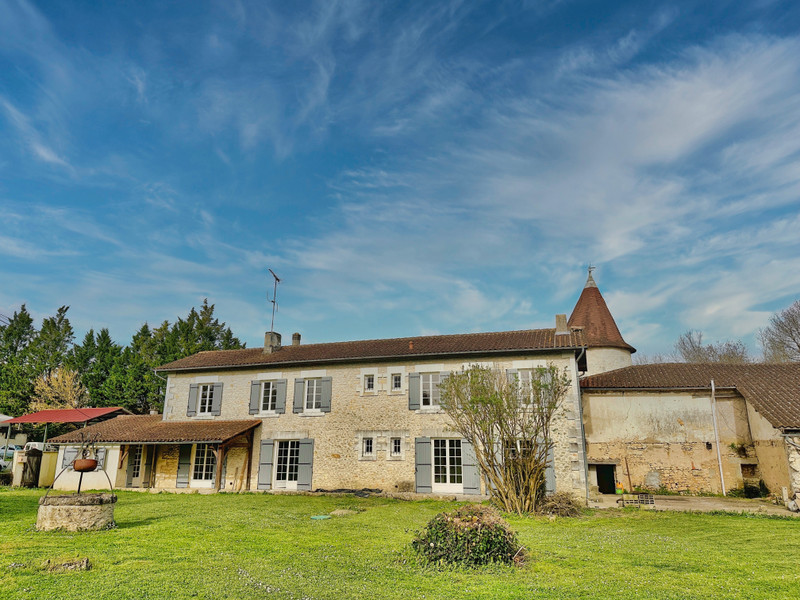 Maison à vendre à Médillac, Charente - 280 000 € - photo 1