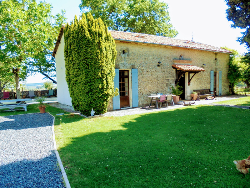 Maison à vendre à Aubeterre-sur-Dronne, Charente - 424.000 € - photo 1