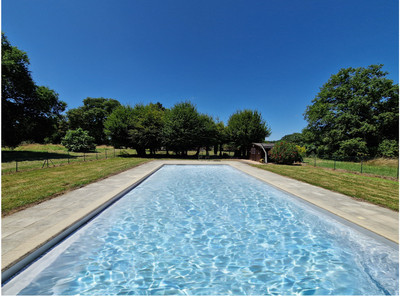 Stunning 450m² house with swimming pool. On 5 hectares.