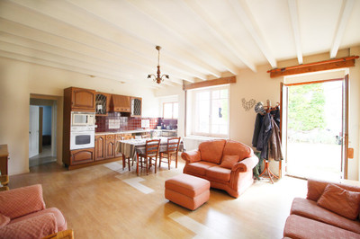 French property for sale in Fontaine-Chalendray, Charente-Maritime - €183,600 - photo 4
