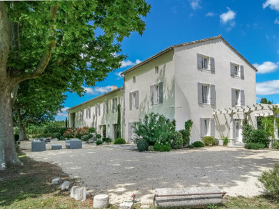 Close to Saint Rémy de Provence, 30 minutes from Avignon TGV station and 45 minutes from Marseille airport, magnificent, fully renovated and bright farmhouse in an quiet and idyllic setting close to the Alpilles. 