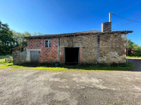 Maison à vendre à Oradour-Fanais, Charente - 66 600 € - photo 2