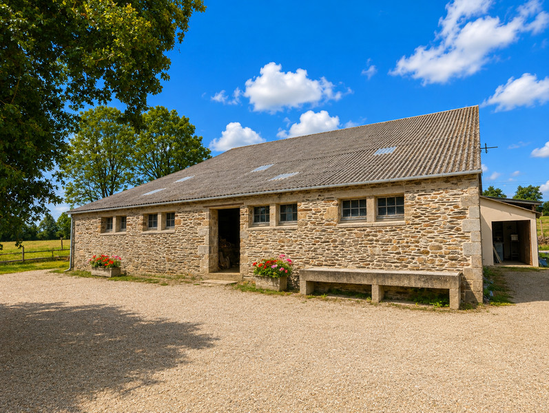 French property for sale in Brasparts, Finistère - €678,400 - photo 2