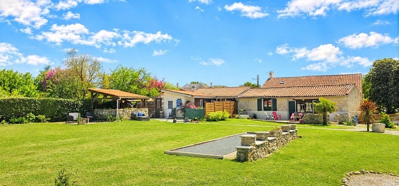 French property for sale in Saint-Valérien, Vendée - €349,800 - photo 0