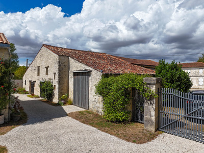 French property for sale in Aumagne, Charente-Maritime - €340,200 - photo 1