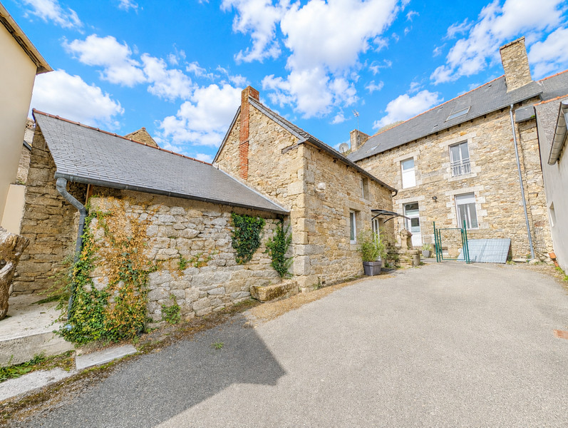 French property for sale in Saint-Nicolas-du-Pélem, Côtes-d'Armor - €293,000 - photo 1