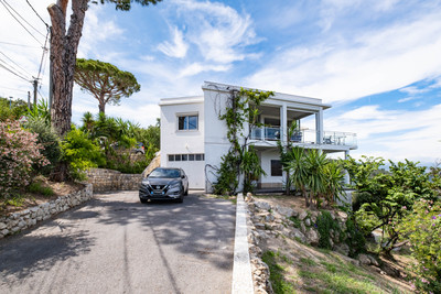 A stunning contemporary villa with panoramic sea views, perched on the hills of Mandelieu