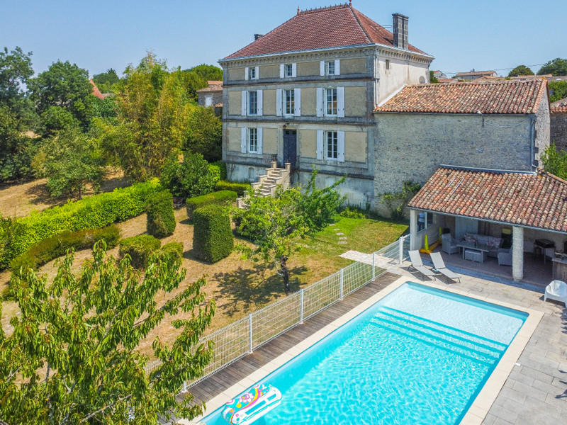 French property for sale in Asnières-sur-Nouère, Charente - €593,600 - photo 0