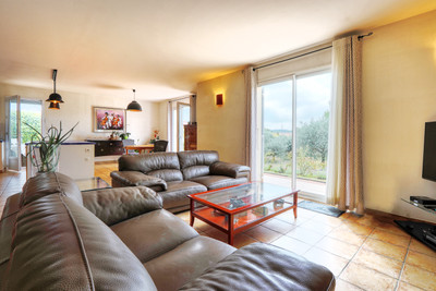 French property for sale in Saint-Saturnin-lès-Apt, Vaucluse - €766,000 - photo 1