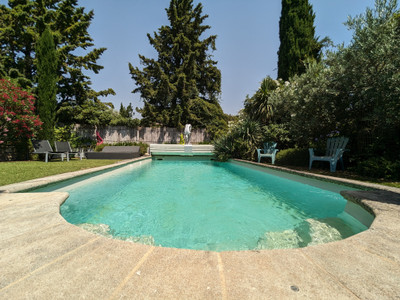 3-bedroom villa with private shower room on 932 m2 of land with swimming pool in the hills above Cavaillon 