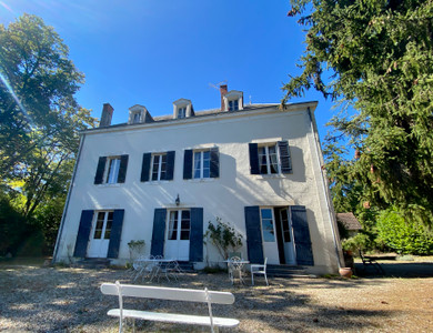 Maison de Maître from 1860, outbuilding and swimming pool in grounds of 3 hectares close to Périgueux.
