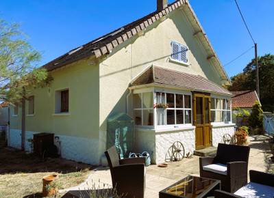 Maison à vendre à Châteaumeillant, Cher, Centre, avec Leggett Immobilier