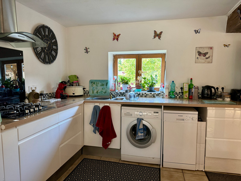 French property for sale in Neuilly-le-Vendin, Mayenne - €190,250 - photo 2