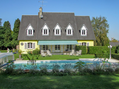Beautiful family house with 6 bedrooms, a heated pool and a wonderful garden. Potential for bed and breakfast