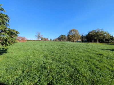 Terrain à vendre à Saint-Yrieix-la-Perche, Haute-Vienne, Limousin, avec Leggett Immobilier