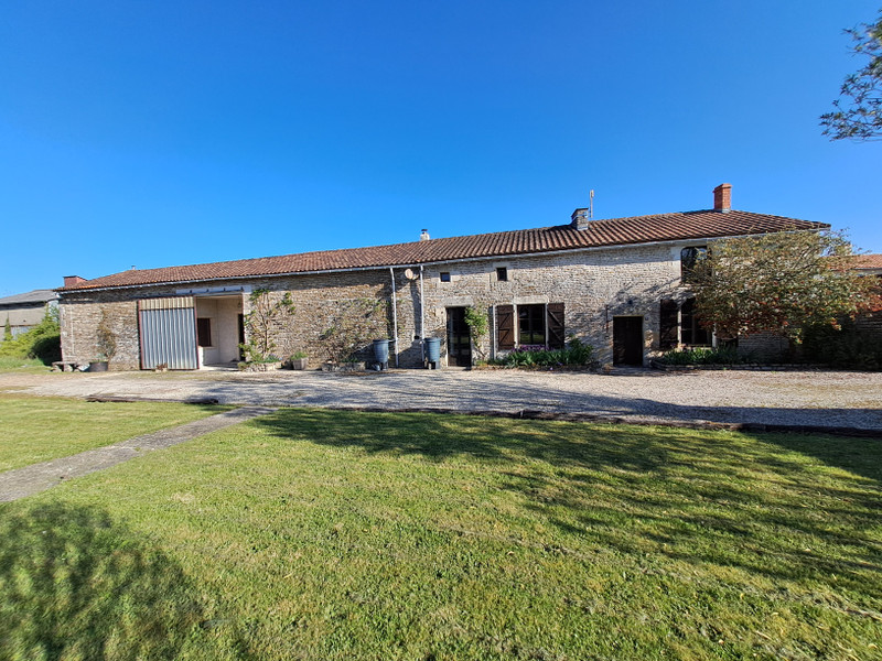 Maison à vendre à Paizay-Naudouin-Embourie, Charente - 267.500 € - photo 1