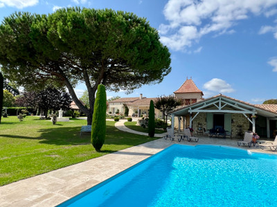 Exceptional property with guest house, swimming pool and fabulous views.