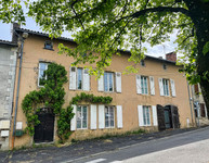 Maison à vendre à Confolens, Charente - 275 500 € - photo 1