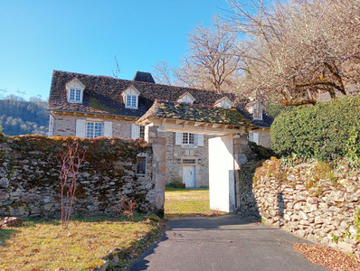 Beautiful 16th century manor house in Natura 2000 area. Dominant position, view of the Dordogne, outbuildings