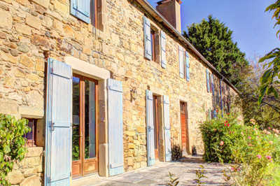 EXQUISITE MAISON-DE-MAÎTRE + ADJOINING HOUSE TO RENOVATE + HUGE BARN + STUNNING RIVERSIDE GARDENS OF 4,535m²