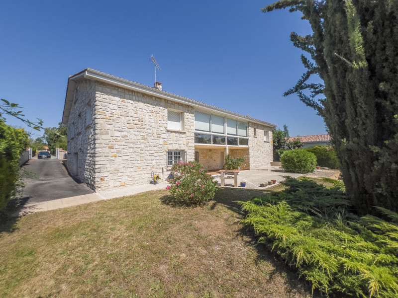 French property for sale in Angoulême, Charente - €419,000 - photo 3