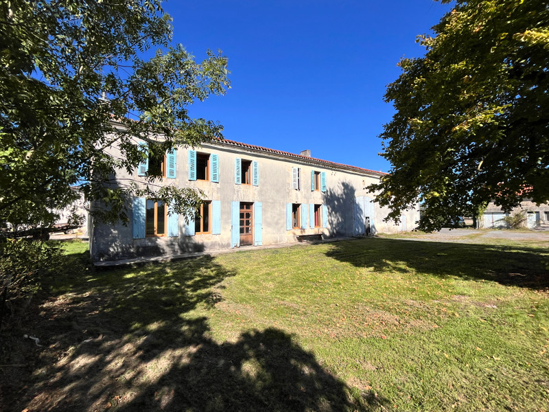 Maison à vendre à Baignes-Sainte-Radegonde, Charente - 246.100 € - photo 1