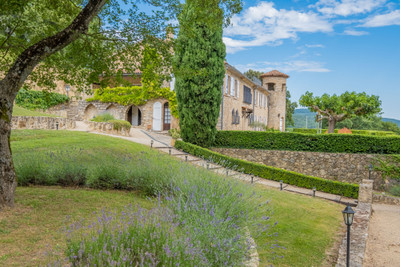 Bastide en pierre et domaine de 98 ha au cœur de la Provence, entièrement privé. Piscine, tennis. 
