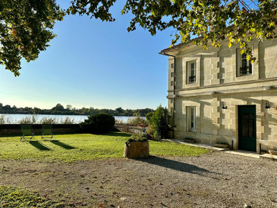 Stunning MAISON DE MAÎTRE -architect-renovation in 2023. Privileged riverside location near Libourne