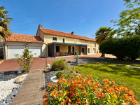 Propriété à vendre à Mirebeau, Vienne - 690 000 € - photo n°1