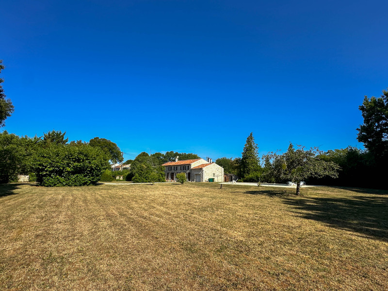 French property for sale in Aumagne, Charente-Maritime - €299,600 - photo 2