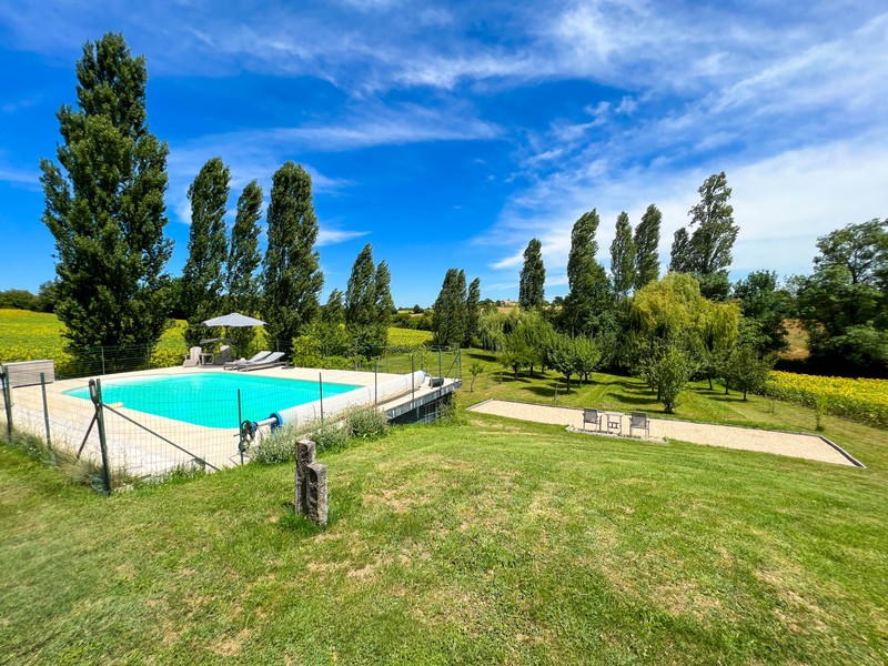 House for sale in Eymet Dordogne Beautiful country house with swimming pool situated in a