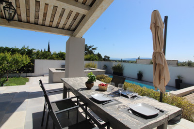 8 mn from Isle/Sorgue architect-designed T7 R+1 villa with swimming pool, 2 garages, 1 carport and dominant vi
