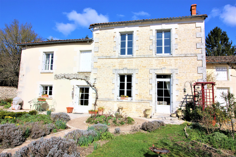 Maison à vendre à Villefagnan, Charente - 355 100 € - photo 1