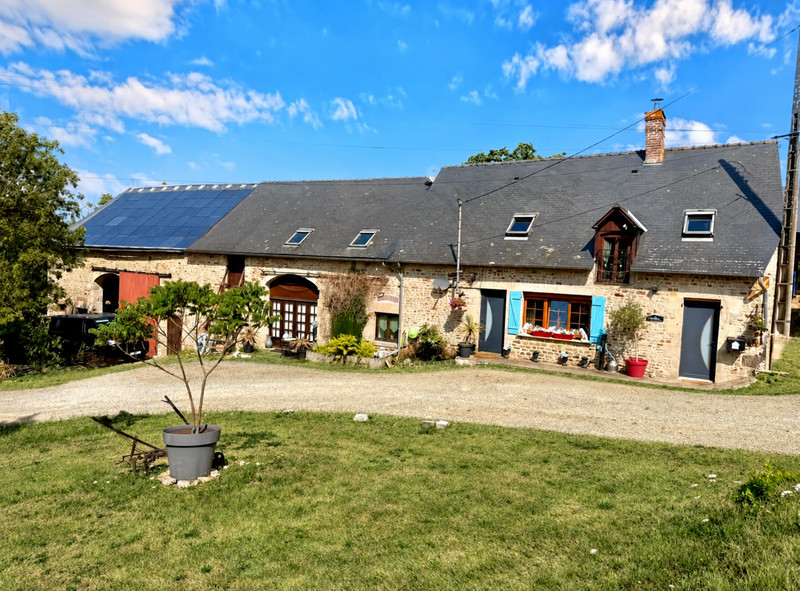 French property for sale in Villaines-la-Juhel, Mayenne - €265,000 - photo 0