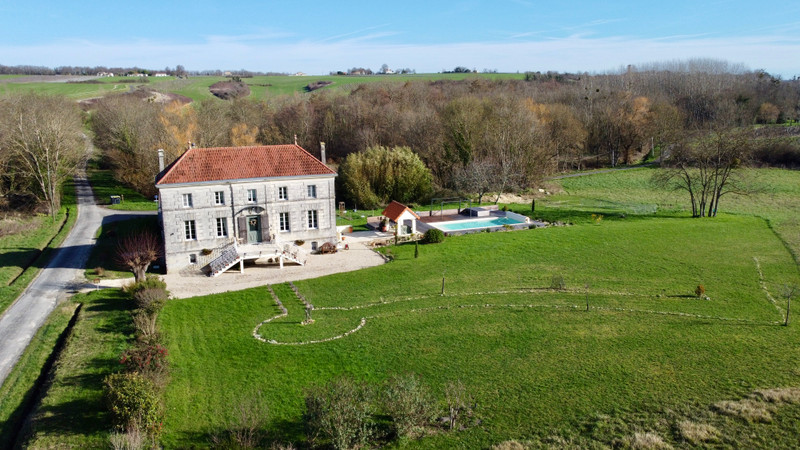 Maison à vendre à Saint-Thomas-de-Conac, Charente-Maritime - 598 900 € - photo 1